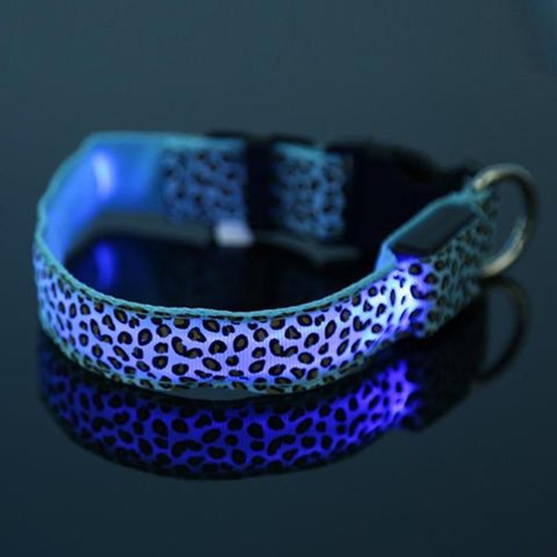 Detalle estampado leopardo collar LED recargable para mascotas